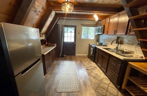 Pla-Vada Woodlands Cabin | Rustic River Retreat - Pet Friendly - WIFI - 12 minutes to Sugar Bowl Resort