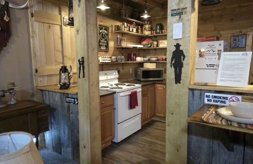 Harrison Cabin | Rustic Serenity in the Ozarks