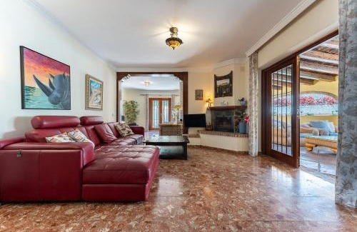 Torrequebrada Villa | Rustic Spanish Villa Saltwater Pool