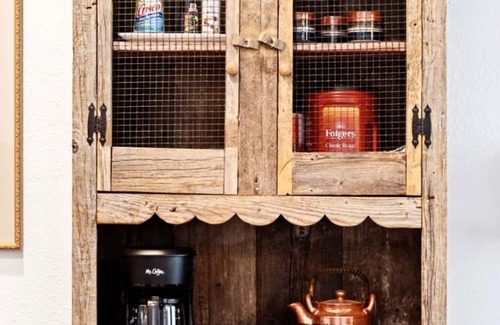 Central Oklahoma City Apartment | Rustic Studio Rain Shower 3min-asian Dist