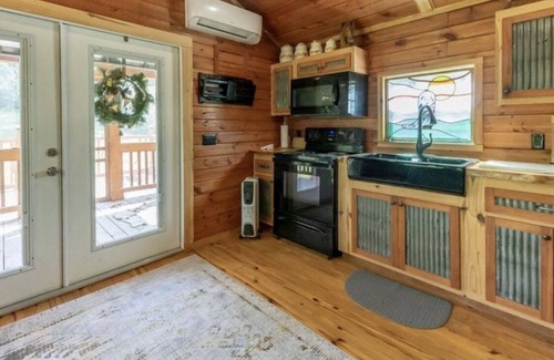 Jones Mills Cabin | Rustic Tiny House w/Private Kennel!