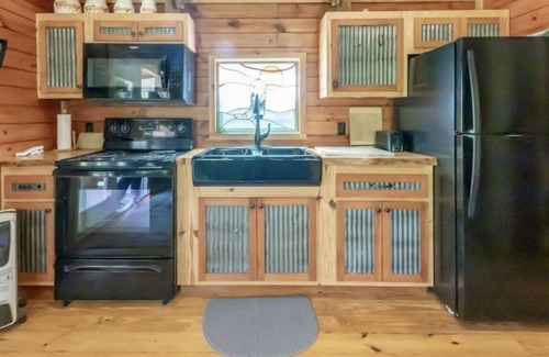 Jones Mills Cabin | Rustic Tiny House w/Private Kennel!