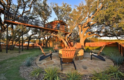 Baird House | Ryders Treehouse is the ultimate couples romantic private ranch stay!