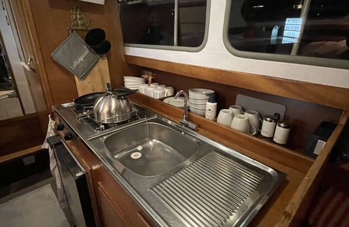 Uberseestadt Boat Rental | Süße Motoryacht Bremen City
