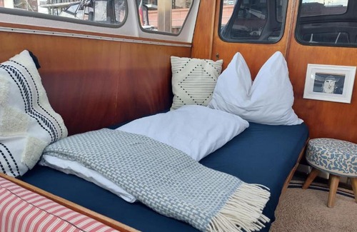 Uberseestadt Boat Rental | Süsses Motorboot - Bremen Überseestadt