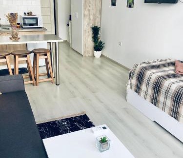 Yuzhne Apartment | Sмарт студія з терасою ! Іванова 35
