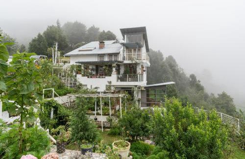 Kathgodam Villa | SaffronStays Hydrangea Hill, Mukteshwar