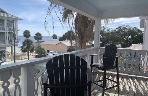 Cedar Key Apartment | Sailor's Choice - NON SMOKING Apartment in Downtown Cedar Key with Gulf Views!n