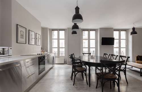 Quartier de la Place-Vendome Apartment | Saint-Honoré Luxurious 2 Bedroom/2 bath