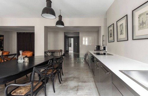 Quartier de la Place-Vendome Apartment | Saint-Honoré Luxurious 2 Bedroom/2 bath