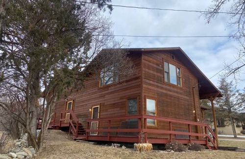 Salmon Apartment | Salmon. Quaint apt w/sep entry in quiet neighborhood @ end dead end rd w/views!