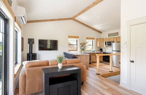 Stanley Apartment | Salmon River Suite - Luxury Stay at River's Edge