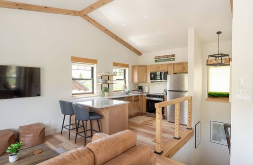 Stanley Apartment | Salmon River Suite - Luxury Stay at River's Edge