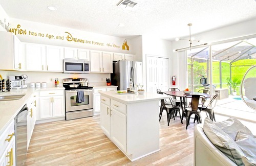 West Kissimmee Villa | SALT WATER POOL*EXPANSIVE POOL DECK* LED POOL FOUNTAIN JETS