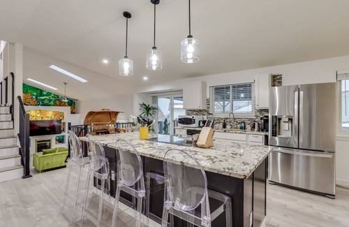 South Westminster House | Salt Water Pool | Hot Tub | Karaoke | Mini Putt