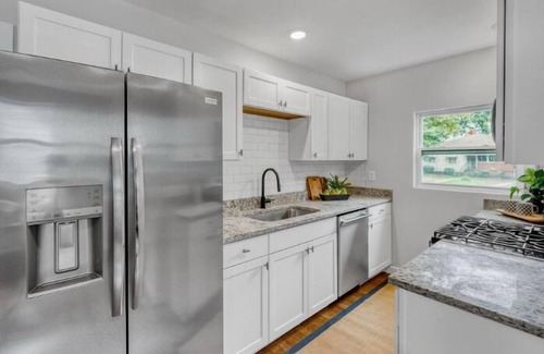 North Charleston Cottage | Salty Bottom Bungalow. Chic Renovated 3-bed, 2-bath in the center of Charleston!