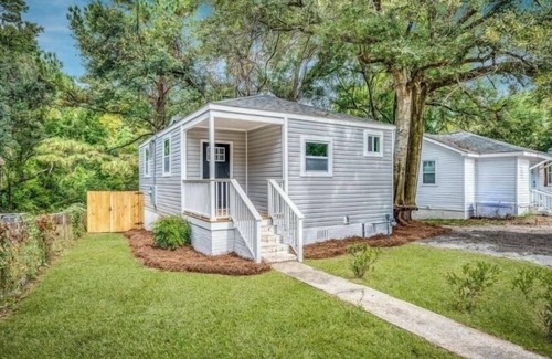 North Charleston Cottage | Salty Bottom Bungalow. Chic Renovated 3-bed, 2-bath in the center of Charleston!