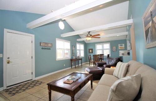 Sunset Point Villa | Salty Shack Unit C - Salty Shack - Dog Friendly Home - Across from the Beach - Central Location!