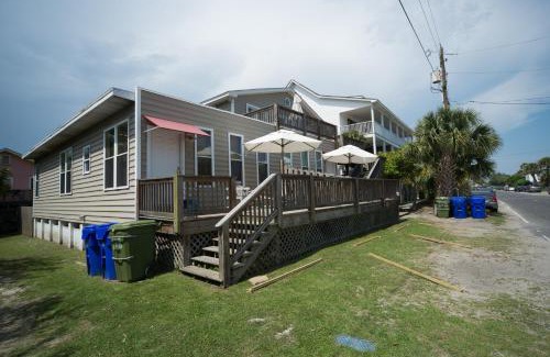 Sunset Point Villa | Salty Shack Unit C - Salty Shack - Dog Friendly Home - Across from the Beach - Central Location!