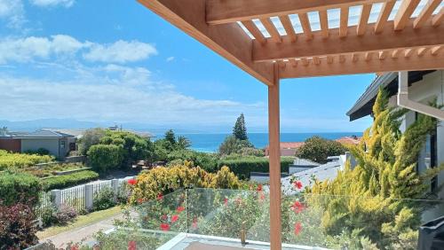 Robberg Beach House | Sanctuary Beach Hideaway - 8 sleeper - 50m onto Robberg 5