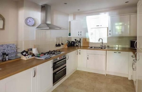 Totland Bay Cottage | SANCTUARY COTTAGE, pet friendly, character holiday cottage in Totland