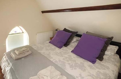 Totland Bay Cottage | SANCTUARY COTTAGE, pet friendly, character holiday cottage in Totland