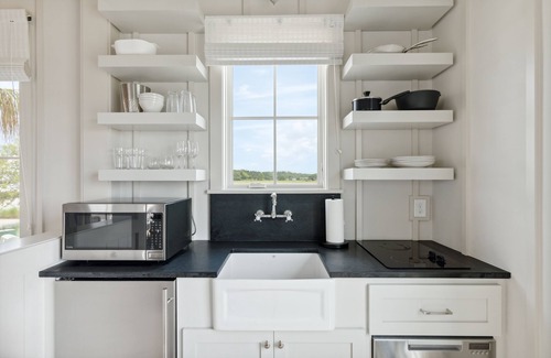 Johns Island House | “Sanderling” (3040 Southerly Way) 2 person creekside bungalow at Kiawah River