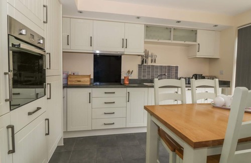 Hollesley Cottage | SANDLINGS, family friendly, with a garden in Hollesley