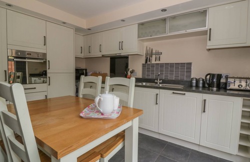 Hollesley Cottage | SANDLINGS, family friendly, with a garden in Hollesley