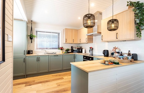 Carnforth Cabin | Sandmartin Lodge a lakeshore haven @ Pine Lake Resort