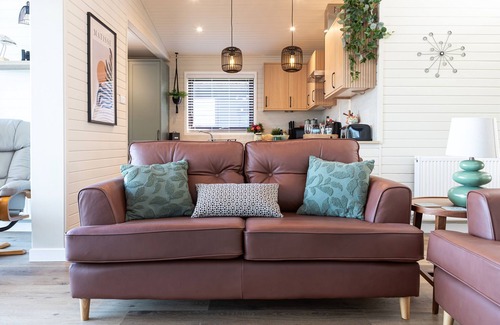 Carnforth Cabin | Sandmartin Lodge a lakeshore haven @ Pine Lake Resort