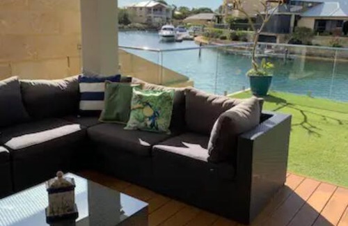 Wannanup House | Sandpiper Island Tranquil Waterfront Views & Jetty