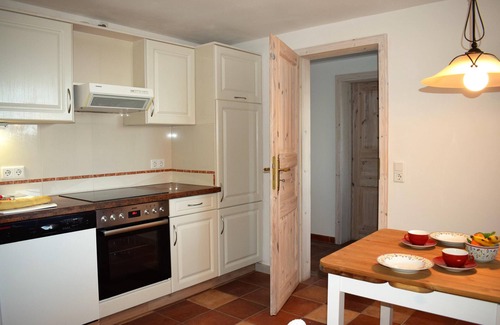 Galmsbull Apartment | Sandpiper - thatched house, garden, sauna, close to the beach