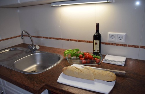 Galmsbull Apartment | Sandpiper - thatched house, garden, sauna, close to the beach