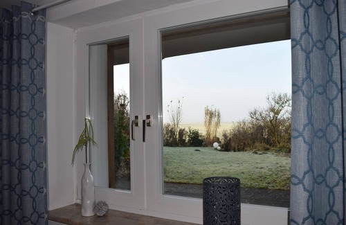 Galmsbull Apartment | Sandpiper - thatched house, garden, sauna, close to the beach