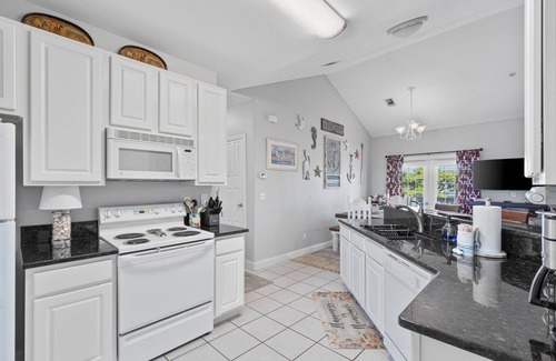Holiday Isle Condo | Sandpiper Unit 4209/Beach Service/Gated Cmty/Reserved Parking/Many Amenities!