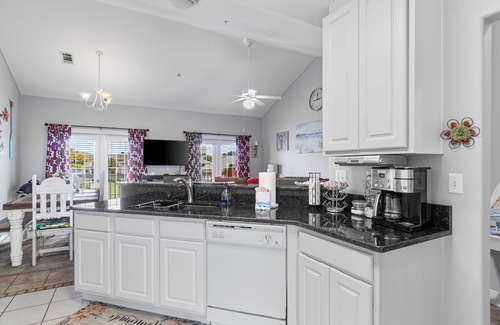 Holiday Isle Condo | Sandpiper Unit 4209/Beach Service/Gated Cmty/Reserved Parking/Many Amenities!