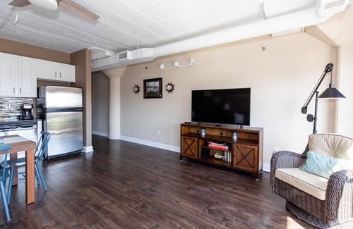 Sandusky Condo | Sandusky Bay Waterfront Views For Four!