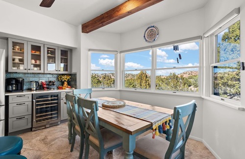 La Tierra House | Santa Fe Luxury | Hot Tub, Views , Fire Pit | Close to Plaza | Monthly Rates