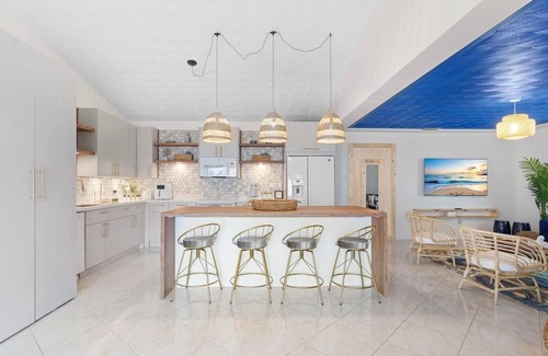 Ludlam House | Santorini · Casa Santorini - Big Pool, BBQ & Free Parking