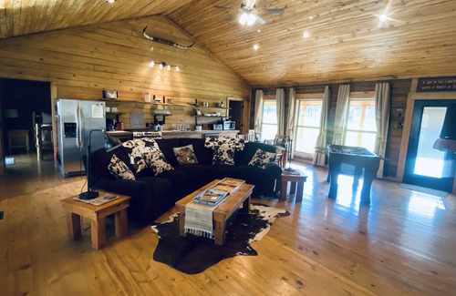 Combs Cabin | Sassafrass lodge on the ozarks Pig trail scenic highway