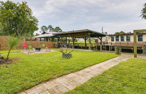 Satsuma House | Satsuma Home with Fire Pit and Dunns Creek Access!