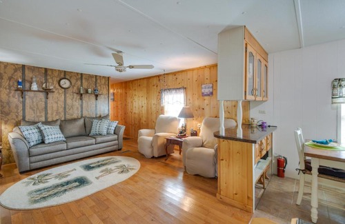 Satsuma House | Satsuma Home with Fire Pit and Dunns Creek Access!