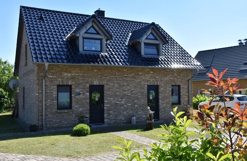 Fuhlendorf House | Sauna, fireplace, SKY TV, whirlpool, WLAN, lake view, close to the Baltic Sea, LAST MINUTE