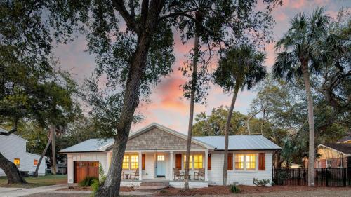 Isle of Palms House | Sawyer by AvantStay Stunning Isle Of Palms Home w Pool