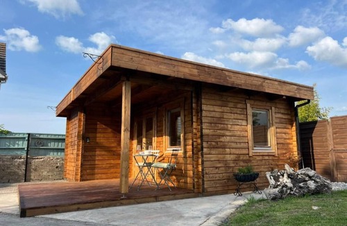 Littleham Cabin | Scandi-Style Cabin in Bideford, Private Parking