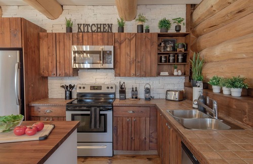 Saint-Faustin-Lac-Carre Ski Chalet | Scandinavian Log House – Golf, Spa & Sunny Summer Lake Getaway
