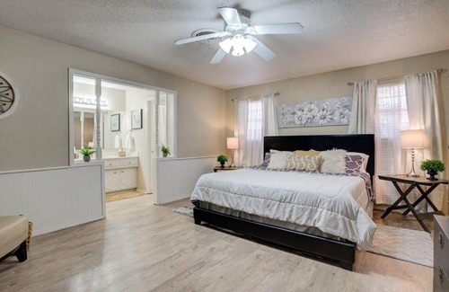 Lubbock House | SCARLET SUNSETS! 5 Bdrms Updated 3TV's Hot Tub!