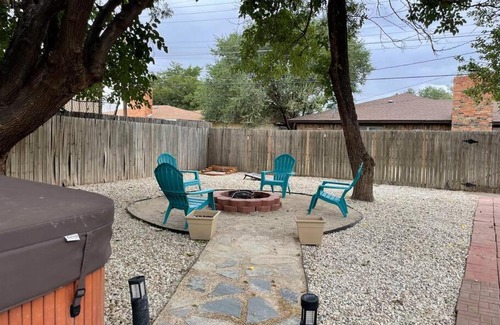 Lubbock House | SCARLET SUNSETS! 5 Bdrms Updated 3TV's Hot Tub!