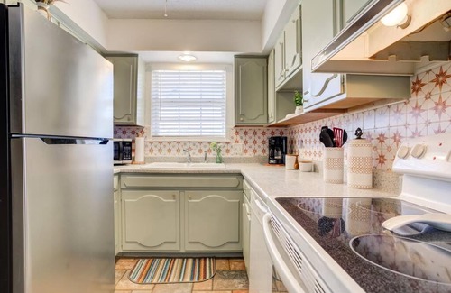 Lubbock House | SCARLET SUNSETS! 5 Bdrms Updated 3TV's Hot Tub!